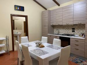 Kuchyňa alebo kuchynka v ubytovaní Home in love: vicoletto dei presepi