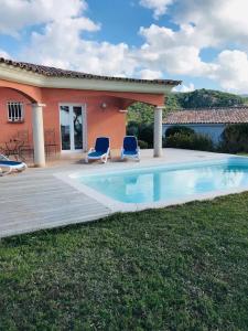 Bazén v ubytování Superbe villa avec piscine vue mer, proche plage et Porticcio nebo v jeho okolí