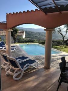 Bazén v ubytování Superbe villa avec piscine vue mer, proche plage et Porticcio nebo v jeho okolí