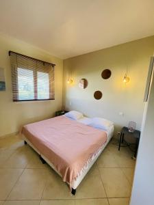 Postel nebo postele na pokoji v ubytování Superbe villa avec piscine vue mer, proche plage et Porticcio