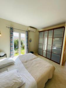 Postel nebo postele na pokoji v ubytování Superbe villa avec piscine vue mer, proche plage et Porticcio