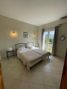 Postel nebo postele na pokoji v ubytování Superbe villa avec piscine vue mer, proche plage et Porticcio