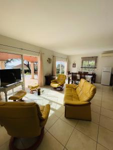 TV a/nebo společenská místnost v ubytování Superbe villa avec piscine vue mer, proche plage et Porticcio + 13 fotografií