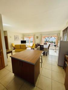 Posezení v ubytování Superbe villa avec piscine vue mer, proche plage et Porticcio
