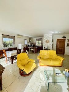 Posezení v ubytování Superbe villa avec piscine vue mer, proche plage et Porticcio