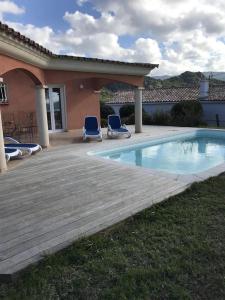 Bazén v ubytování Superbe villa avec piscine vue mer, proche plage et Porticcio nebo v jeho okolí