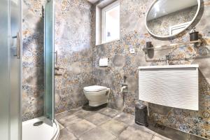 uma casa de banho com um WC e um espelho. em MonCherry em Zagreb