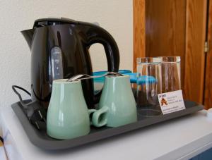 Příslušenství pro přípravu čaje a kávy v ubytování B&B Los Zuecos