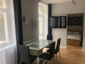 Łóżko lub łóżka w pokoju w obiekcie Leonia- Apartamenty i Pokoje Gościnne
