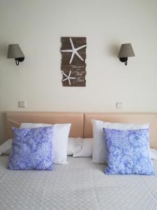 En eller flere senge i et værelse på Quartos Abelha