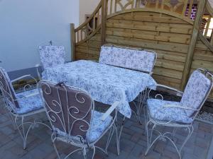 a table and chairs with a blue and white table and chairs at Burgi`s Ferienhaus in Litschau