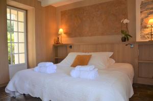 Ένα ή περισσότερα κρεβάτια σε δωμάτιο στο Le Jas des Parpaillous +33 φωτογραφίες