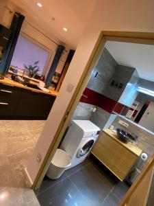een badkamer met een wastafel en een toilet in een kamer bij Apartament 5 in Mielno