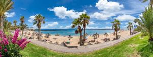 een strand met parasols en mensen erop bij Casa Anna, cerca la playa in Arona