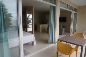 TV a/nebo společenská místnost v ubytování Maka Bay Self Catering