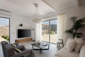 Ruang duduk di Ayali Villa I, a divine luxury homestay, By ThinkVilla