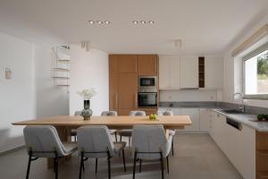 Kitchen o kitchenette sa Ayali Villa I, a divine luxury homestay, By ThinkVilla