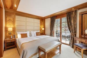 Un pat sau paturi într-o cameră la Grand Hotel Zermatterhof