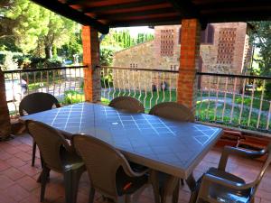 una mesa azul y sillas en un patio en Da TILLI alla Fornace - Agriturismo, en Montaione