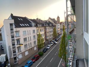 uma vista para uma rua da cidade com carros estacionados em Gerresheimer Republic em Düsseldorf