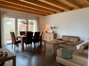sala de estar con sofá y mesa en Ferienhaus Marlen, en Naumburg