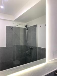 W łazience znajduje się prysznic ze szklanymi drzwiami. w obiekcie Gerresheimer Republic w mieście Düsseldorf