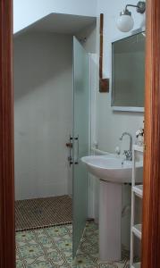 y baño con lavabo y ducha con espejo. en El Barranquillo, en Cazalla de la Sierra