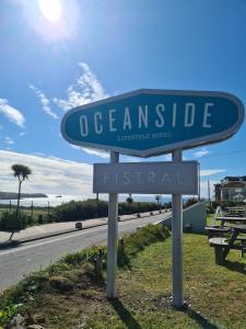 una señal para una señal junto al mar a un lado de una carretera en Oceanside Lifestyle Hotel, en Newquay