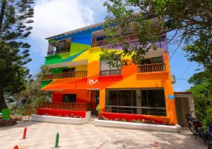 un edificio de colores vivos con arco iris en Posada Magic Hill On Vacation en San Andrés
