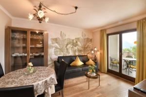 een woonkamer met een bank en een tafel bij Residence Boutique Sonne in Schenna