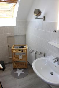 baño con lavabo y lavabo blanco en Gästehaus Sulsdorf - Adults only en Sulsdorf auf Fehmarn