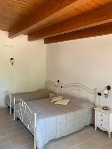 - une chambre avec un grand lit et un plafond en bois dans l'établissement Barsentello, à Noci