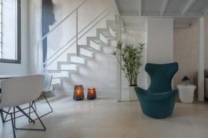 A seating area at Fornace Loft with Dependance R&R