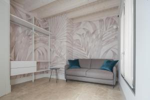 A seating area at Fornace Loft with Dependance R&R