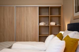 ein Schlafzimmer mit einem Bett und einem Bücherregal in der Unterkunft SALAMANDRA Hotel in Banská Štiavnica + 72 Fotos