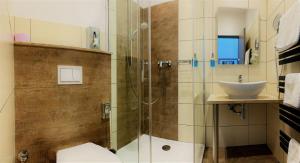 Koupelna v ubytování Median Hotel Garni + 32 fotografií