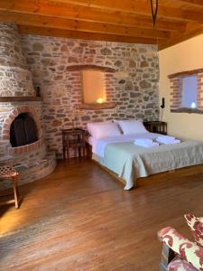Postel nebo postele na pokoji v ubytování Lithos Homes