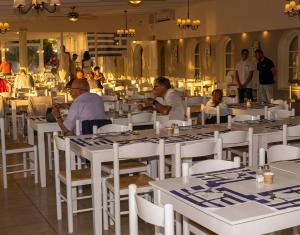 Restoran või mõni muu söögikoht majutusasutuses Mikri Vigla Hotel Beach Resort