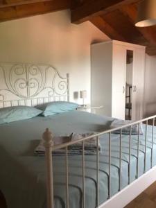 Barcola mare apartment في ترييستي: غرفة نوم بسرير مع سور معدني