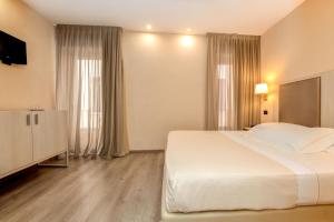 Postel nebo postele na pokoji v ubytování Hotel Tripoli