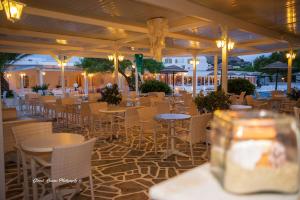 En restaurang eller annat matställe på Mikri Vigla Hotel Beach Resort