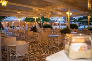Restaurace v ubytování Mikri Vigla Hotel Beach Resort + 37 fotografií