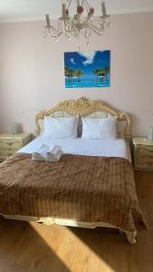um quarto com uma cama grande com duas toalhas em Havana em Adler