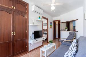 Televiisor ja/või meelelahutuskeskus majutusasutuses Apartamento Torrox Playa Solset