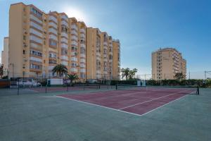 Tennis ja/või seinatennis majutusasutuses Apartamento Torrox Playa Solset või selle läheduses