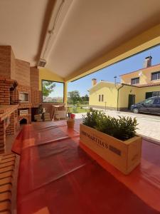 una gran sala de estar abierta con una gran ventana en Eagle House, en Sao Pedro de Tomar