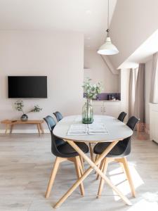 a dining room with a table and chairs at limehome Berlin Chausseestraße in Berlin