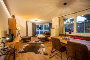 a living room with a table and a couch at Ferienwohnungen Jägerheim & Jägerhaus in Ehrwald