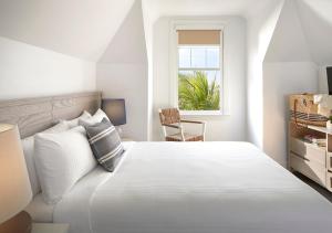 Giường trong phòng chung tại Parrot Key Hotel & Villas