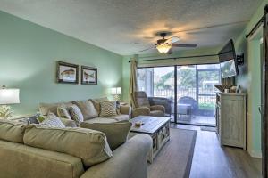 un soggiorno con un divano e un tavolo di Resort Retreat with Private Porch and Water Views a St Petersburg
